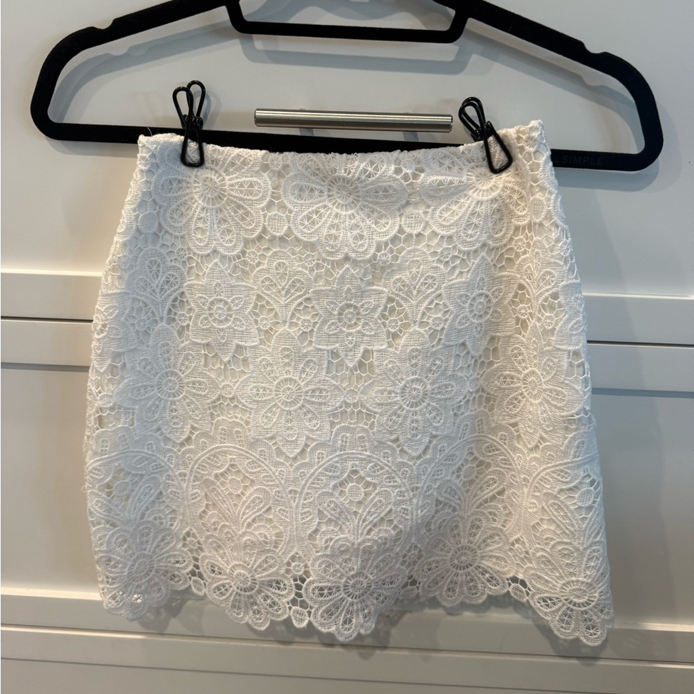 Brand new with tags.  Abercrombie White flower lace mini skirt.  Size xxs